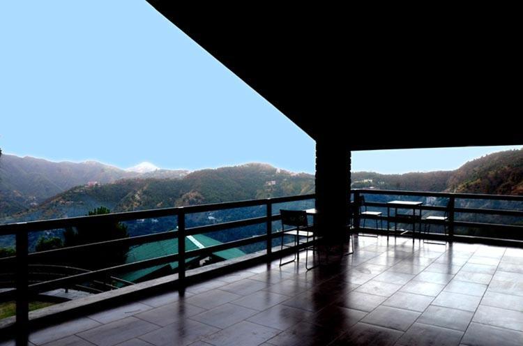 Отель Woodsmoke Retreat Шимла Экстерьер фото
